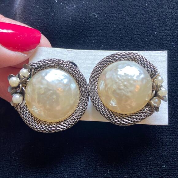 VTG MIRIAM HASKELL Hand Wired Baroque Pearl Clip Earrings - Picture 2 of 8